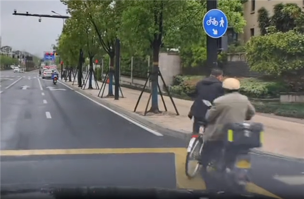 问界M7路口触发AEB成功避让：但骑车路人还是被撞了