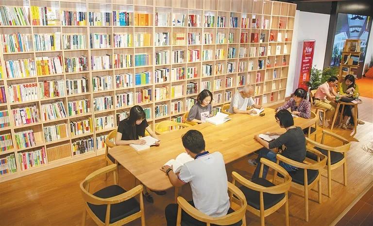琼海新时代文明实践中心万泉河分中心,市民在阅读书籍。海南日报全媒体记者 袁琛 摄