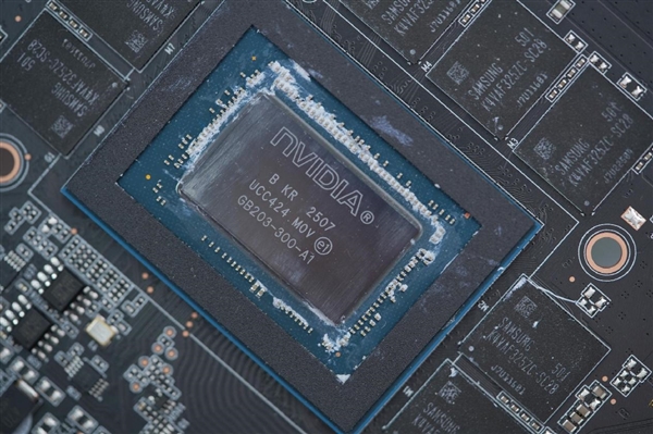 元气美少女天启姬降临！索泰RTX 5070 Ti 16GB天启OC图赏