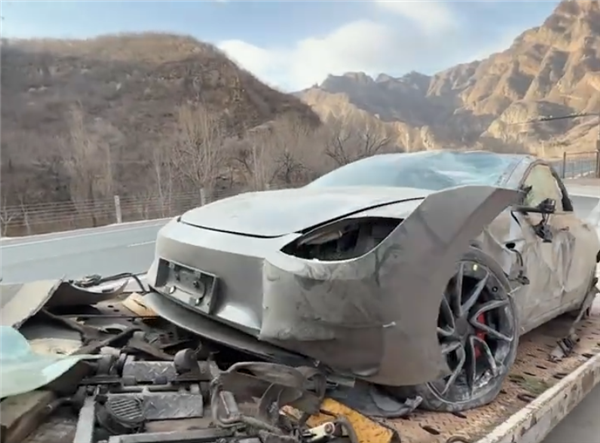 Model 3提车11天车祸报废 车主感谢特斯拉救他一命：又提一辆特斯拉