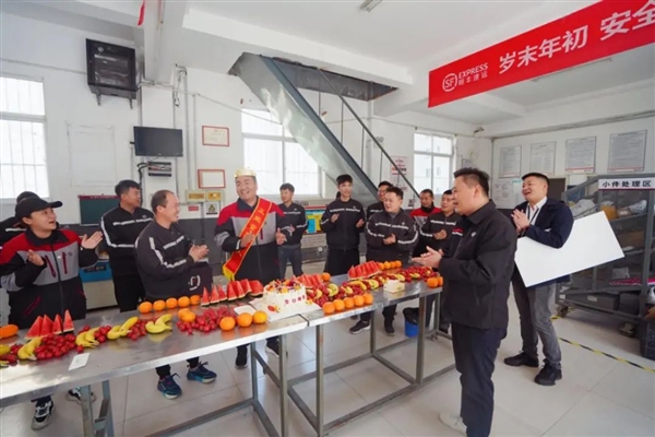 顺丰小哥街头救助倒地老人：不怕被误会 公司奖励3000元