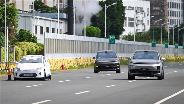 理想AES救下车主一命：高速逆光下 自动躲开事故趴窝大货车