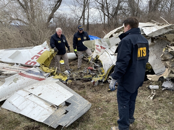 残骸散落一地 美国再发生一起飞机坠毁事故：6人死亡