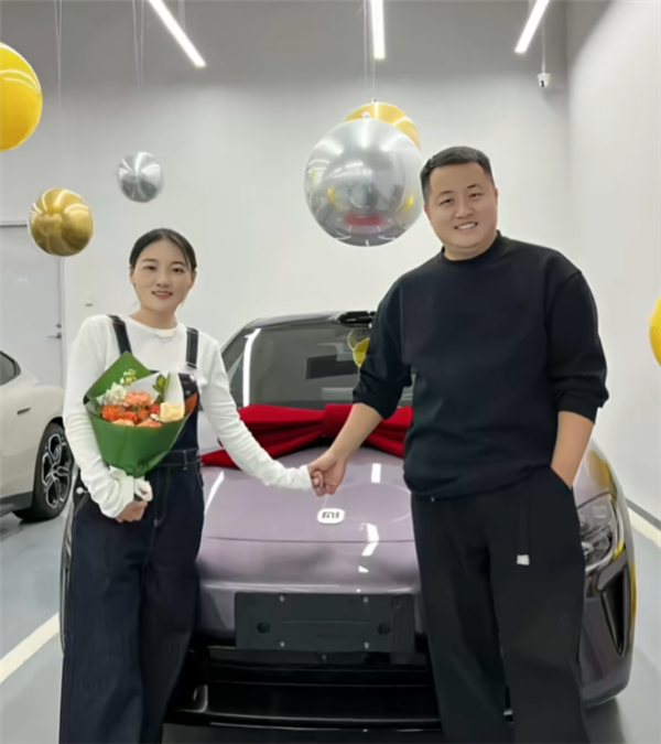 小米SU7滚落山崖 一家四口无恙！车主第二辆小米已提车