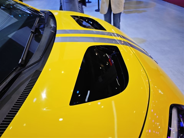 SU7 Ultra同款涂装、机盖开孔！广汽埃安UT Ultra亮相上海车展