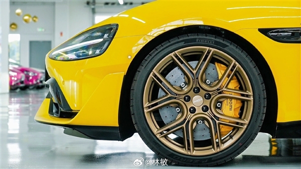 雷军转发！全网首批、福建首台挖孔版小米SU7 Ultra提车 车主：无惧争议 会一直陪着小米