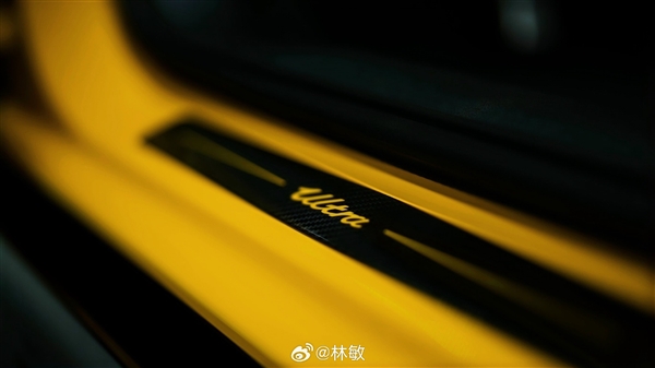 雷军转发！全网首批、福建首台挖孔版小米SU7 Ultra提车 车主：无惧争议 会一直陪着小米