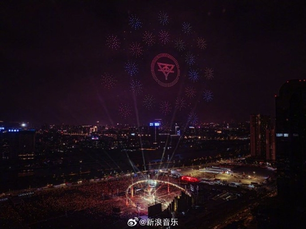华晨宇用2000架无人机复刻日出 喊话歌迷：你们就是我的太阳