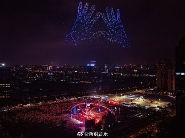华晨宇用2000架无人机复刻日出 喊话歌迷：你们就是我的太阳