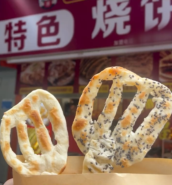 河南一老板制作铲子造型烧饼宠客 还原腾讯手游《金铲铲之战》装备